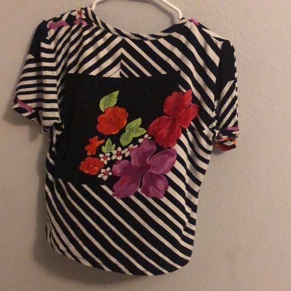 I’m selling an I.K. COLLECTIONS,it has beads on front to outline of the flower. - Picture 3 of 3